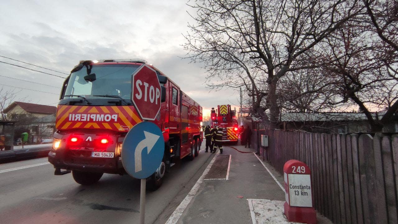 Trei zile de foc pentru pompierii ISU Dobrogea: Au intervenit la zeci de incendii și accidente rutiere