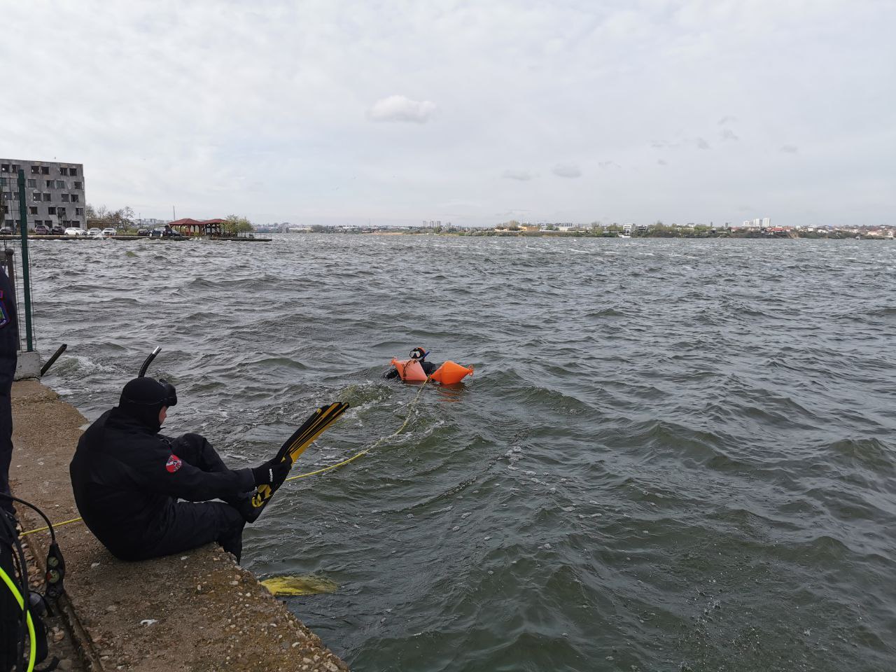 Au fost reluate căutarile presupusului cadavru care pluteste pe lacul Siutghiol în zona Ovidiu