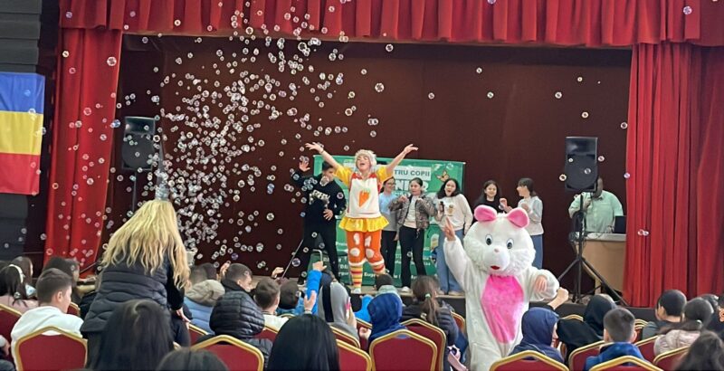 (FOTO) Spectacol de teatru oferit de Primăria Peștera pentru copiii comunei. Ei au primit și pachete cu dulciuri cu prilejul Sărbătorilor Pascale