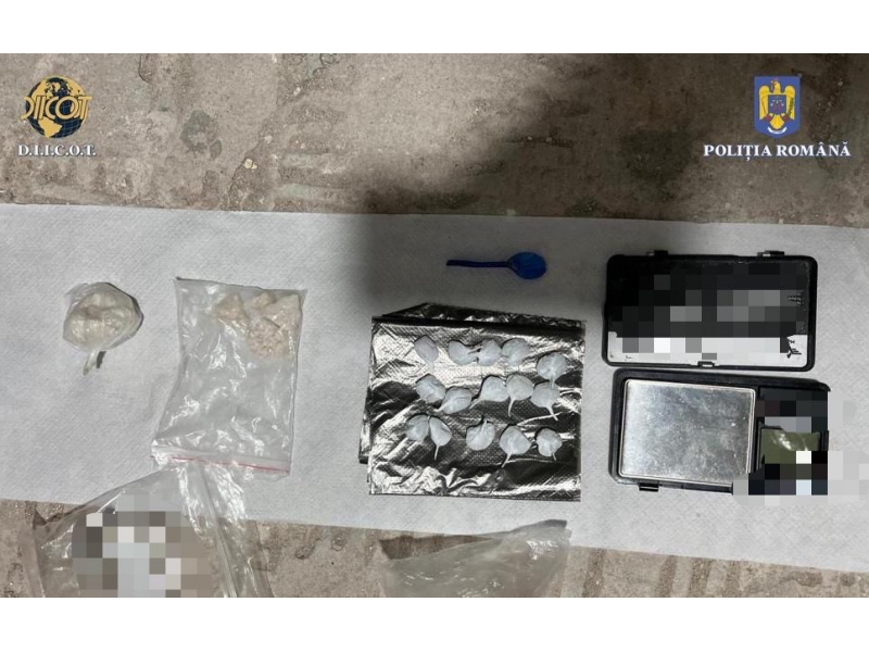 O grupare specializată în traficul de droguri de mare risc a fost "călcată" de mascați: Iată ce au găsit acasă la dealeri