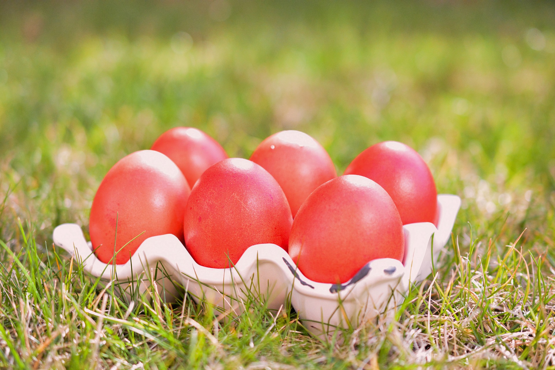 De ce vopsim ouăle de Paște: Semnificația culorii roșu