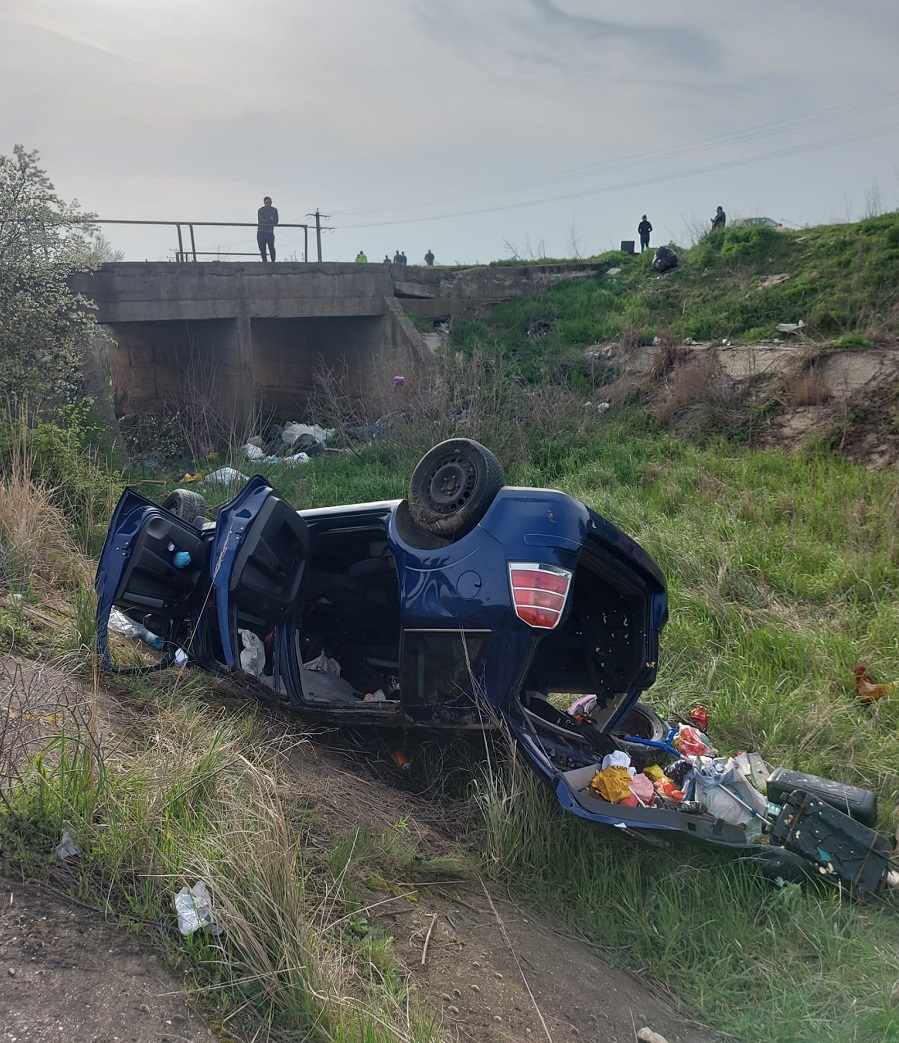 Trei adulți și doi copii, răniți într-un accident petrecut la ieșirea din Siliștea