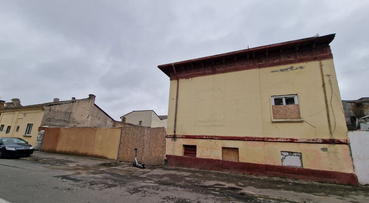 (VIDEO) Un bloc de trei etaje răsare într-un cartier de case, pe strada Olteniei din Constanța. Cine este investitorul