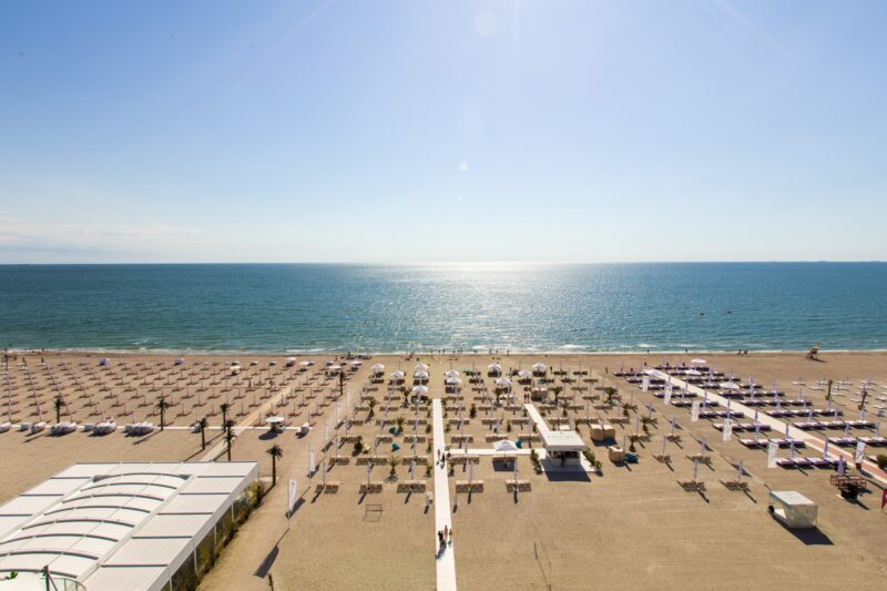 Au fost MODIFICATE tarifele plătite de proprietarii de beach-baruri pentru închirierea suprafețelor de plajă ocupate