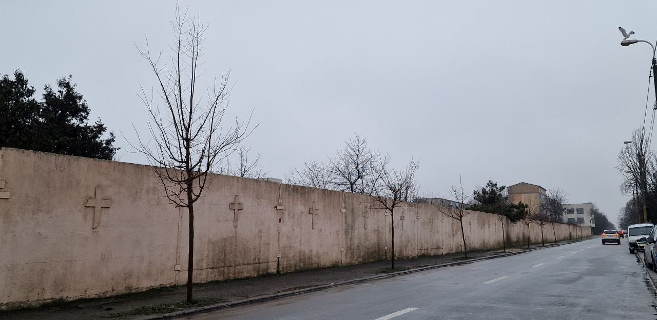 Cât mai durează până când vor putea fi începute lucrările de reconstruire a gardului Cimitirul Central din Constanța