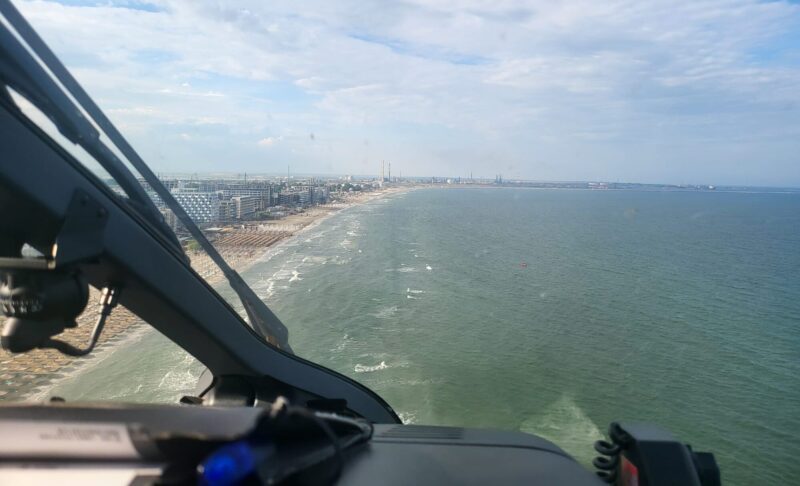 Zeci de scafandri participă la căutarea celor două persoane dispărute pe mare, în zona plajei Maho din Mamaia Sat