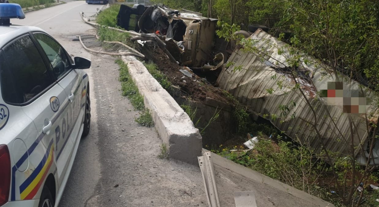 Un șofer ucrainean și-a făcut PRAF camionul în Telița: A pierdut controlul volanului și s-a răsturnat în șanț