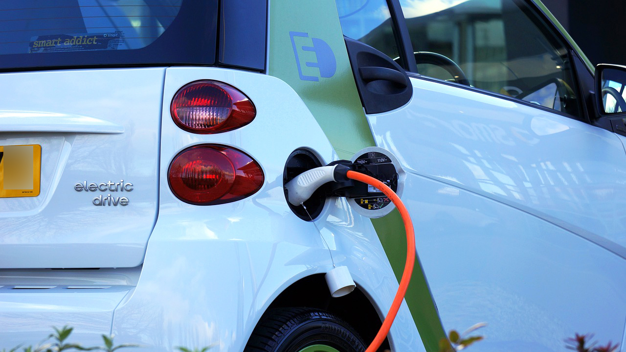 În drum spre Constanța, pe A2, șeful Asociației pentru Dezvoltare Regională a rămas cu mașina electrică în drum după ce a uitat să o încarce