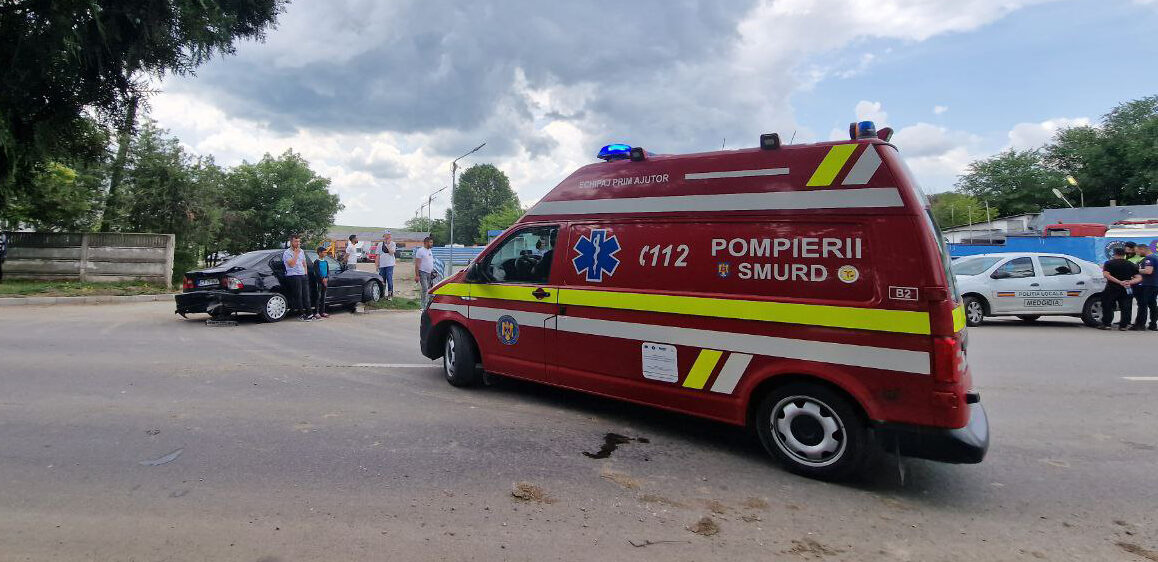 (FOTO) Accident la intrare în Medgidia: Două mașini s-au CIOCNIT, un șofer a fost preluat de SMURD