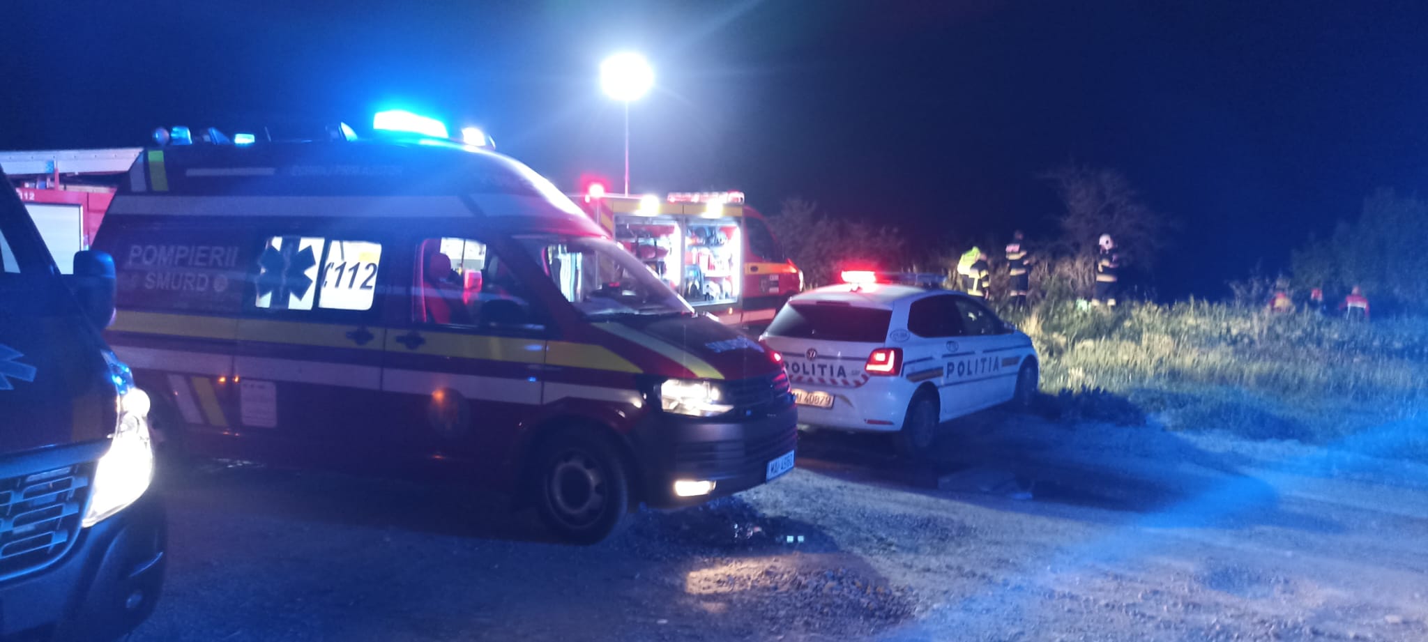 Accident lângă podul de la Agigea: O mașină a căzut în valea canalului Dunăre-Marea Neagră, fiind susținută doar de un copac