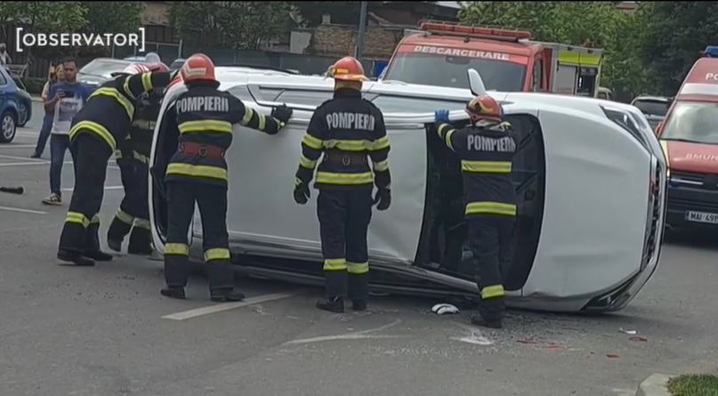 Un autoturism s-a răsturnat în parcarea hipermarketului Kaufland din zona ICIL