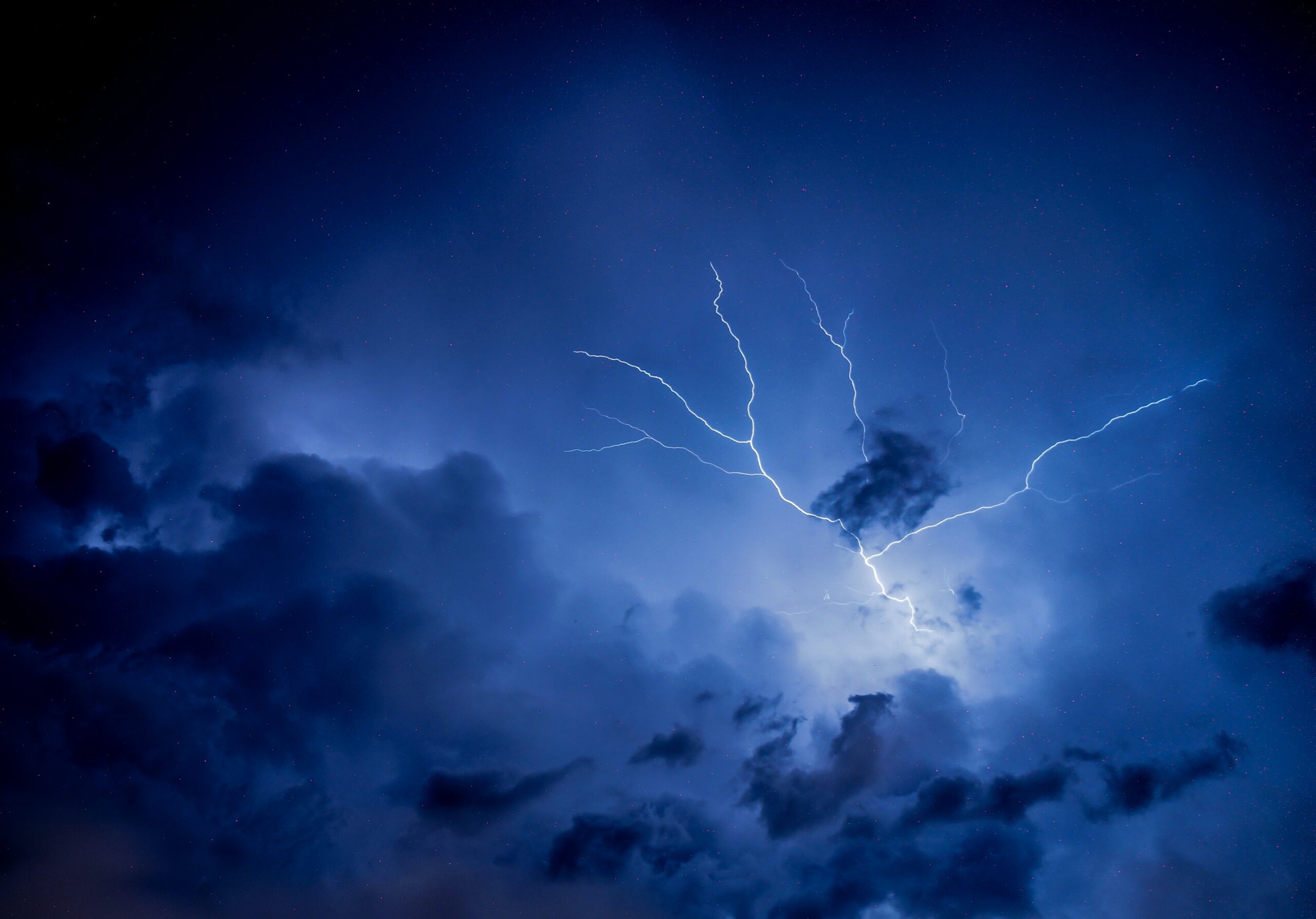 COD GALBEN de averse în mai multe localități din județul Constanța: Meteorologii anunță descărcări electrice și vijelii