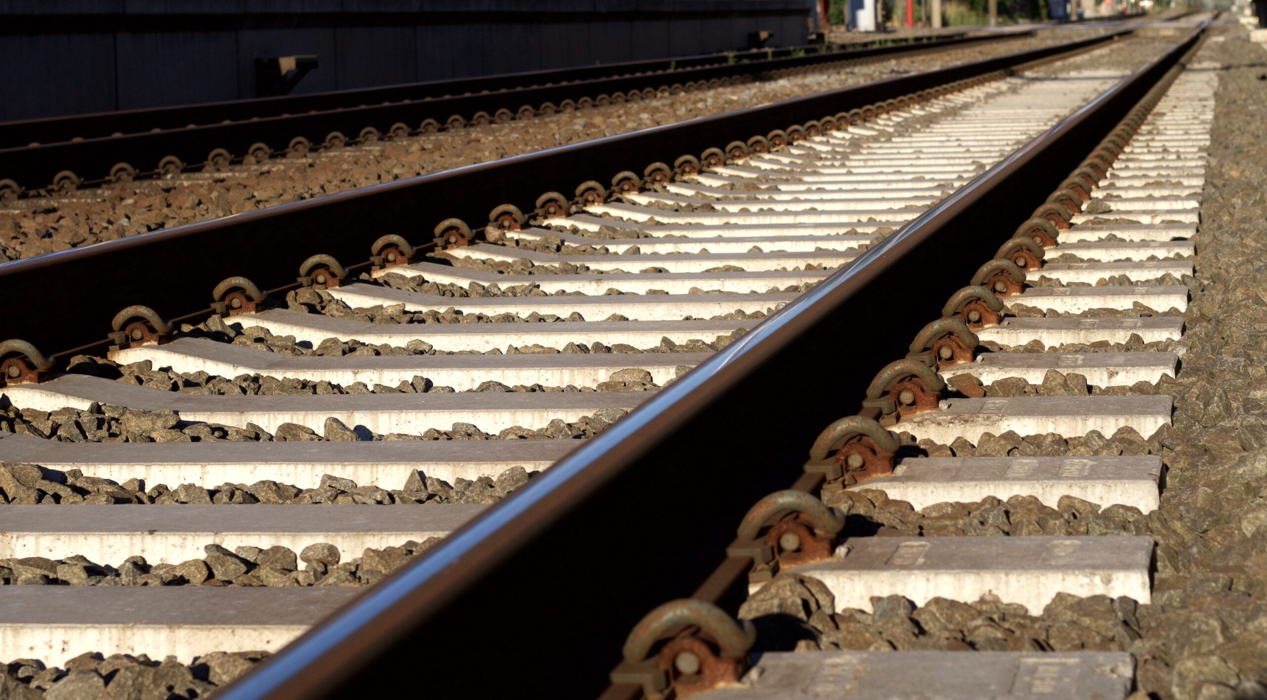 Drumul cu trenul spre mare va fi mai scurt: A fost lansată licitaţia pentru electrificarea şi dublarea liniei ferate Constanţa – Mangalia