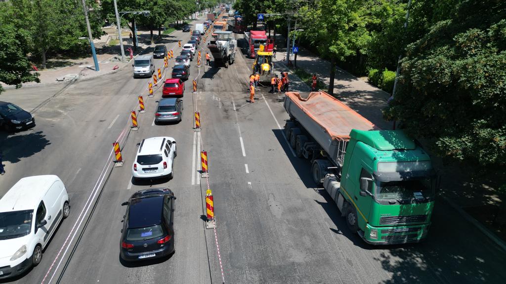 (FOTO) Calvarul șoferilor constănțeni continuă: De astăzi se decopertează carosabilul pe bulevardul 1 Mai