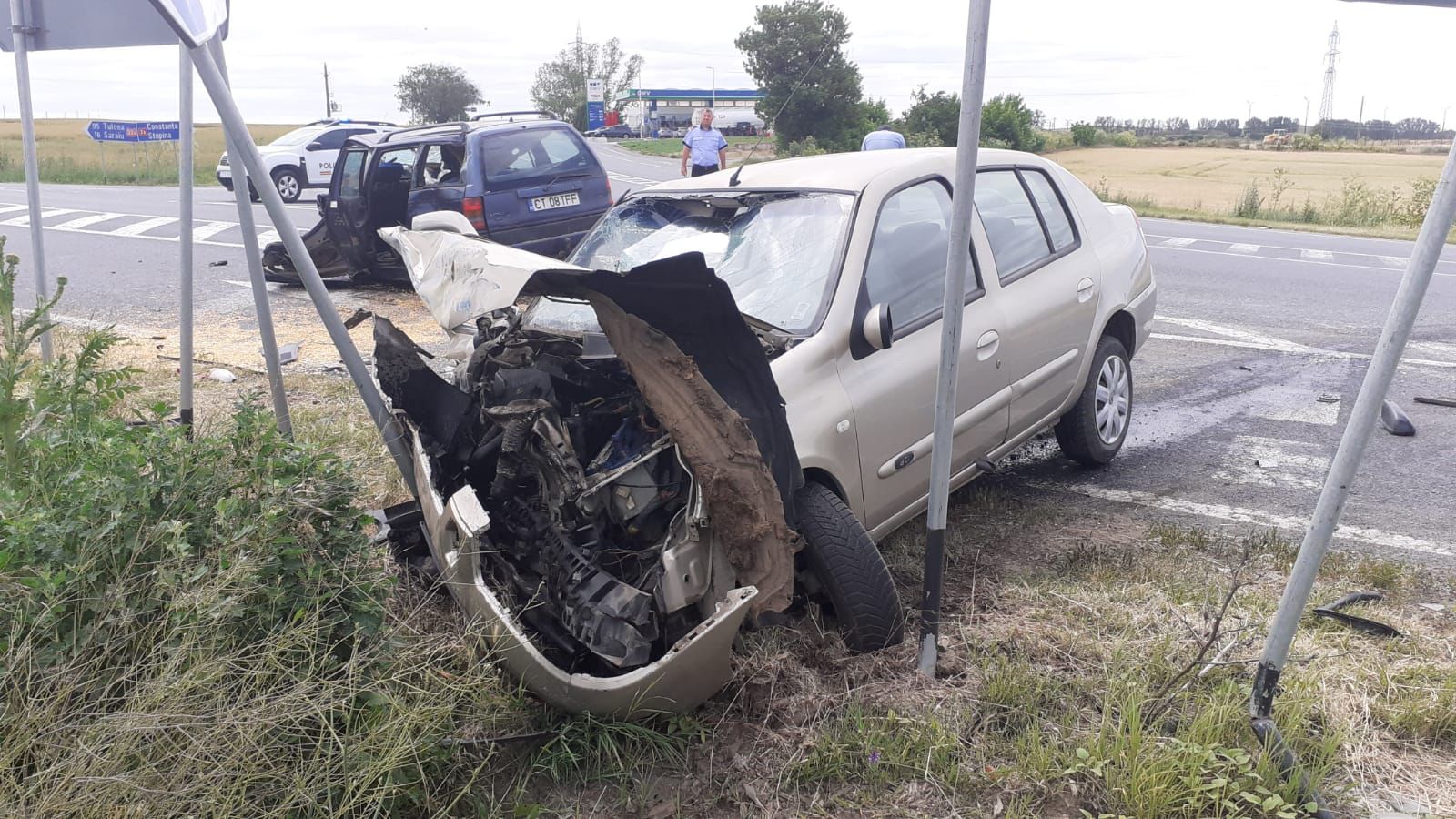 (FOTO) ACCIDENT între două mașini la ieșire din Hârșova: O persoană este încarcerată