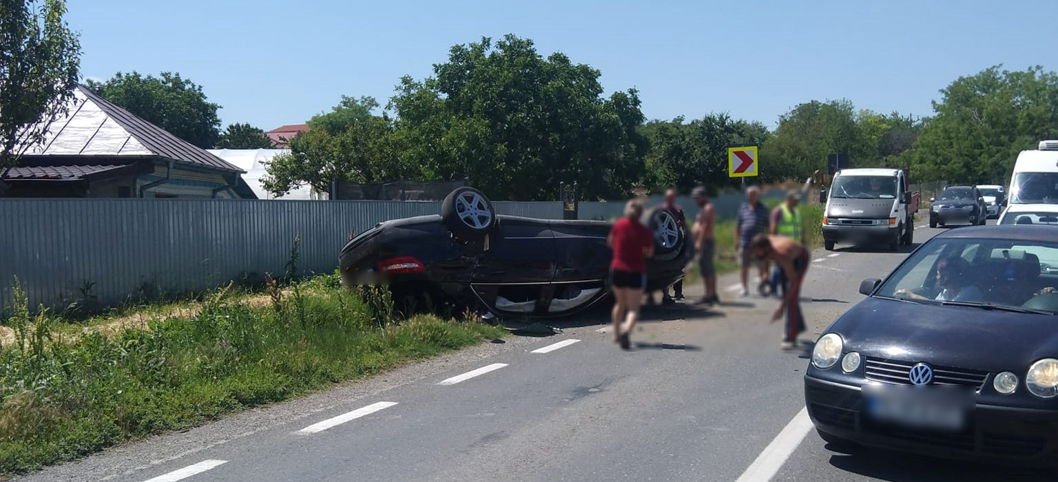 Județul Tulcea: Un șofer BEAT a pierdut controlul volanului și s-a răsturnat în afara carosabilului
