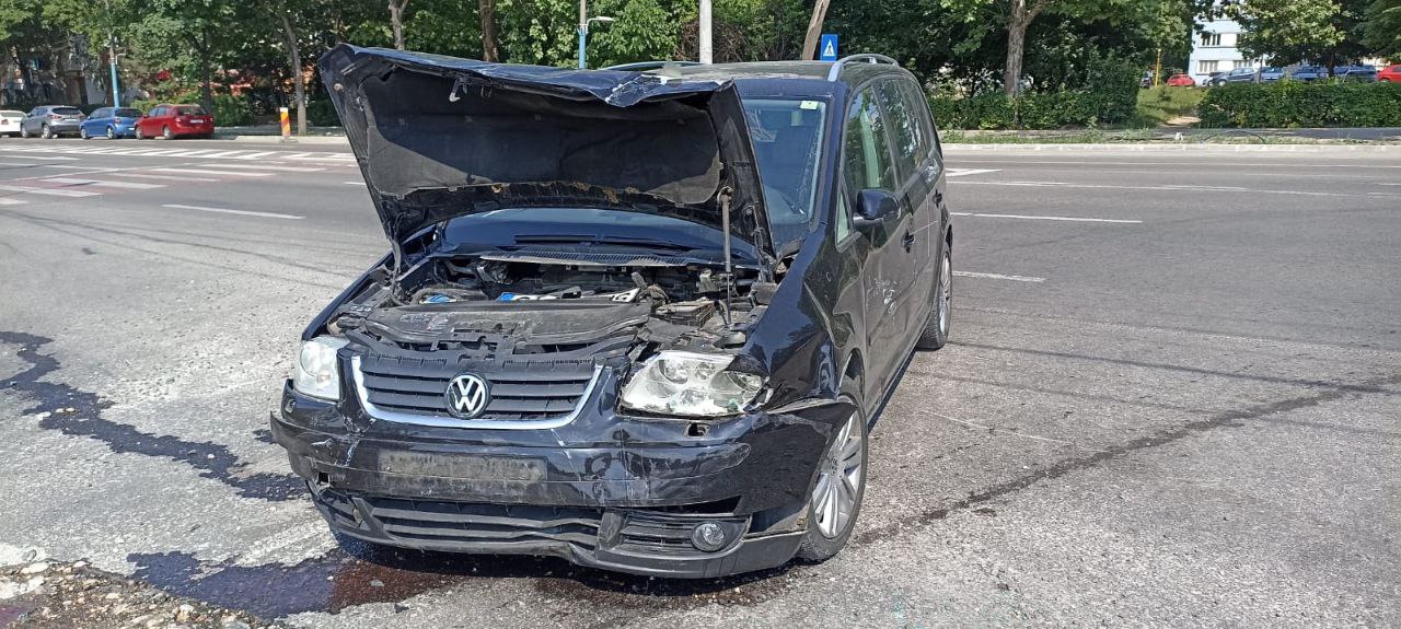 (FOTO) Două autoturisme, implicate într-un accident rutier în Constanța