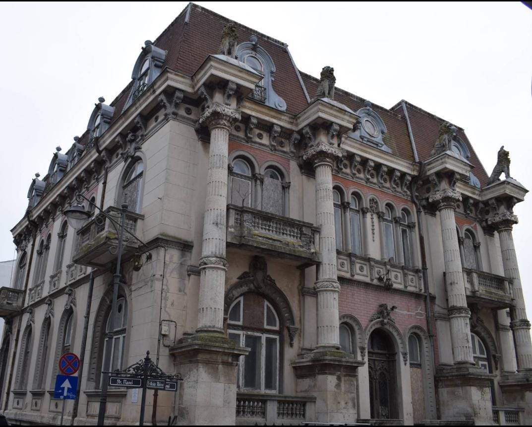 (FOTO) Imagini spectaculoase din interiorul Casei cu Lei, monument istoric care va fi readus la viață