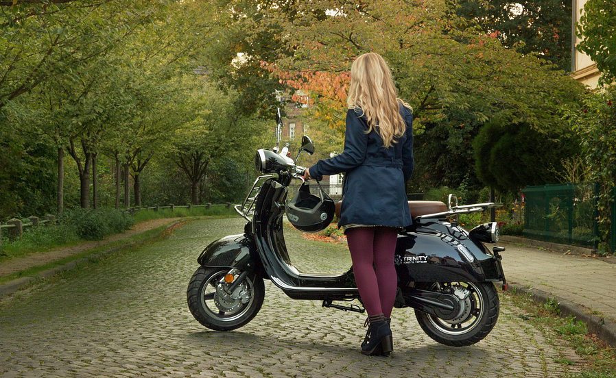 O șoferiță de moped a fost prinsă fără carnet la Cobadin