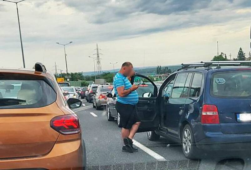 Coadă de mașini de zeci de kilometri, pe A2: "Blocaj total la taxare și până la Cernavodă..."