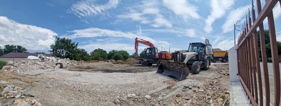 (FOTO/VIDEO) Cantina socială din Palazu Mare a fost demolată pentru a face loc unei creșe
