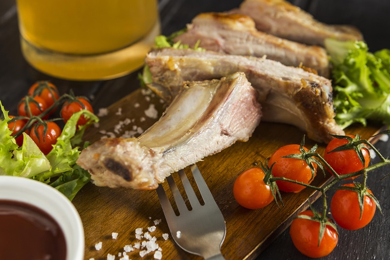 Laptele, carnea, uleiul şi fructele s-ar putea ieftini. Guvernul vrea să reducă TVA-ul la alimentele de bază