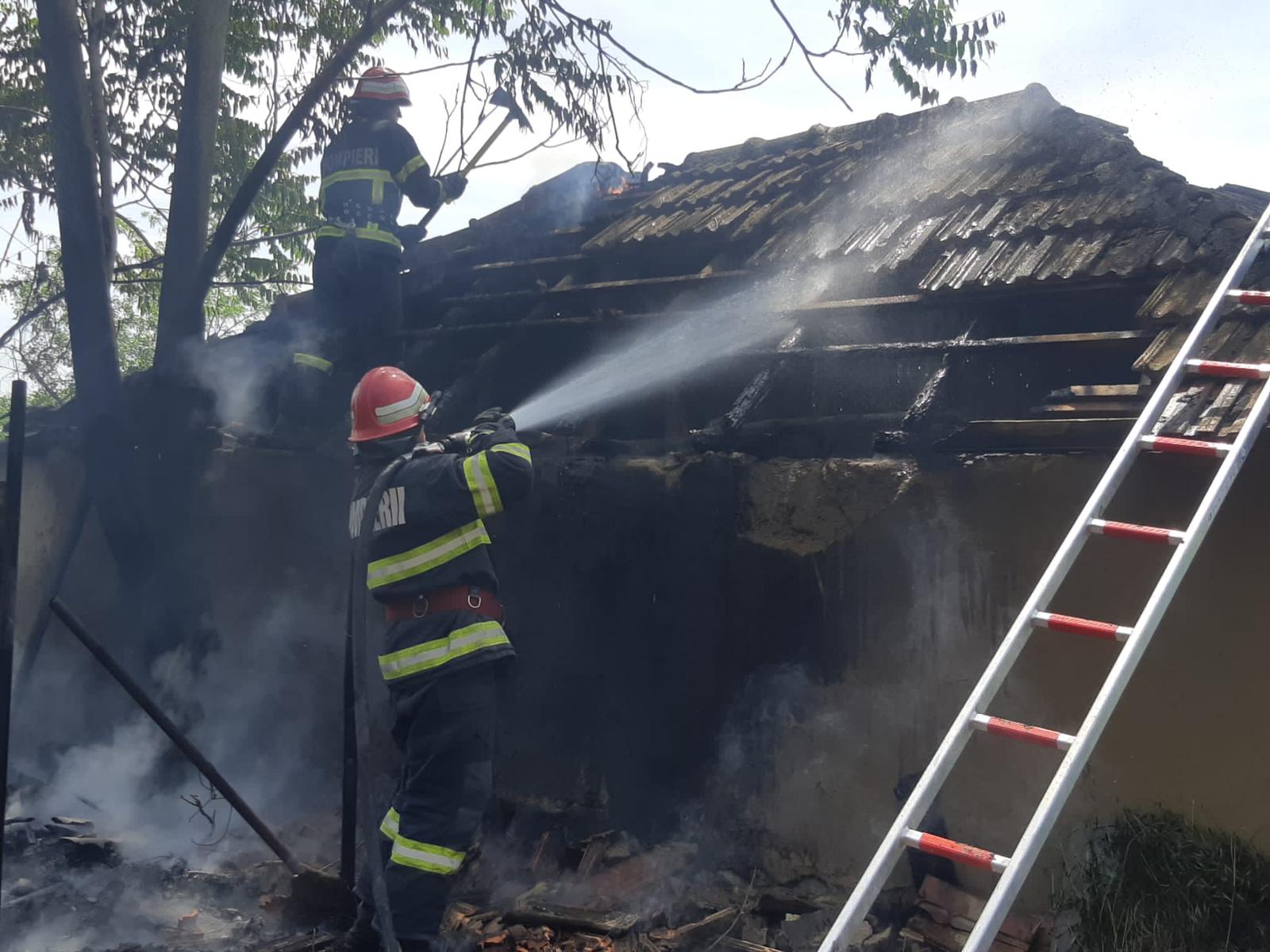 (FOTO) O gospodărie din Agighiol a luat foc din cauza unei țigări aruncate la întâmplare