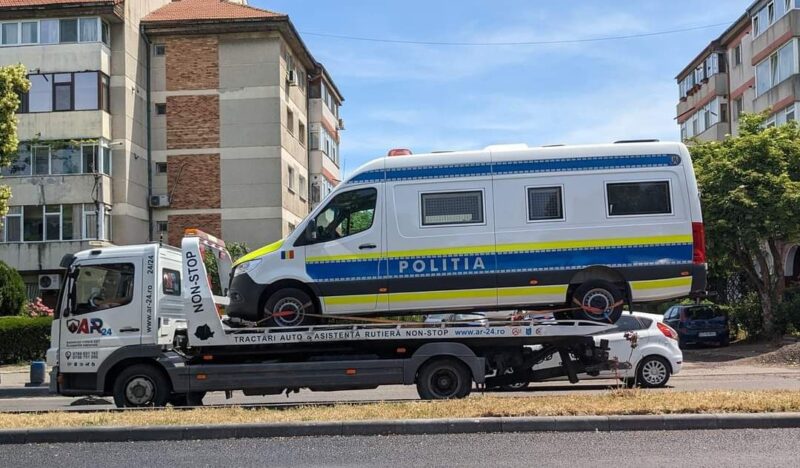 IMAGINEA ZILEI: O autospecială pentru deținuți a fost tractată la service. S-a defectat în centrul Constanței
