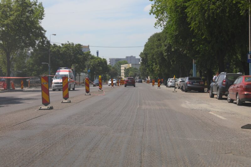 (FOTO) ATENȚIE, șoferi! Începe asfaltarea bulevardului 1 Mai: Vor fi restricții de circulație