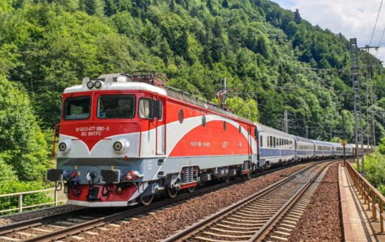 Trenul InterRegio Timișoara – Mangalia, blocat între stații. 120 de călători sunt în tren, fără aer condiționat