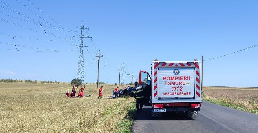 Autoturism RĂSTURNAT pe DN22, la ieșire din Mihai Viteazu spre Baia: Intervin de urgență mai multe ambulanțe