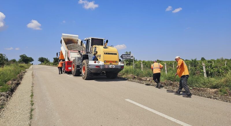 (FOTO) Se asfaltează DJ 225 Mircea Vodă–Gherghina: Ce alte lucrări efectueză săptămâna aceasta Societatea Drumuri Județene Constanța