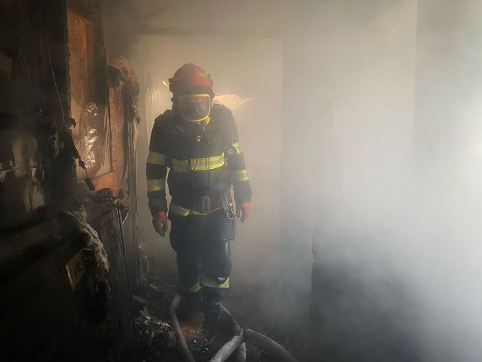 Incendiu la o casă din Medgidia! O femeie care a încercat să îl stingă singură a ajuns la spital