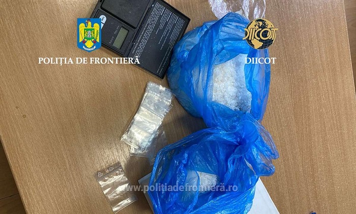 (FOTO) Un individ a fost prins cu tot „arsenalul” ascuns în mașină: Jumătate de kilogram de droguri, cântar de precizie și 4.500 de euro
