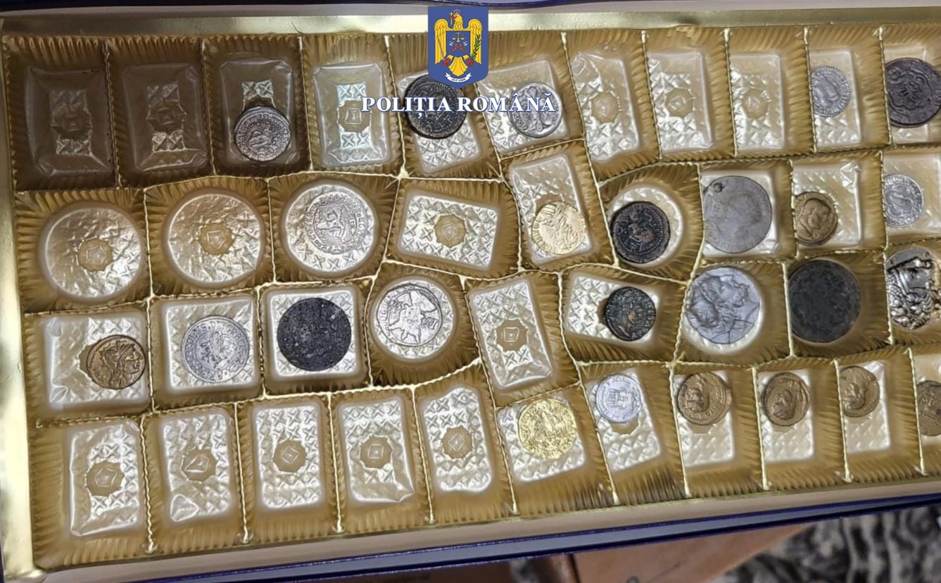 (FOTO) Percheziție la un colecționar de antichități din Constanța. Mai multe obiecte de colecție au fost confiscate