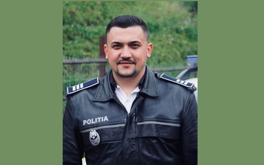El este Adrian, polițistul care a intrat în FLĂCĂRI pentru a salva un băiat și i-a readus bucuria: „Vreau să alin durerea unui copil”