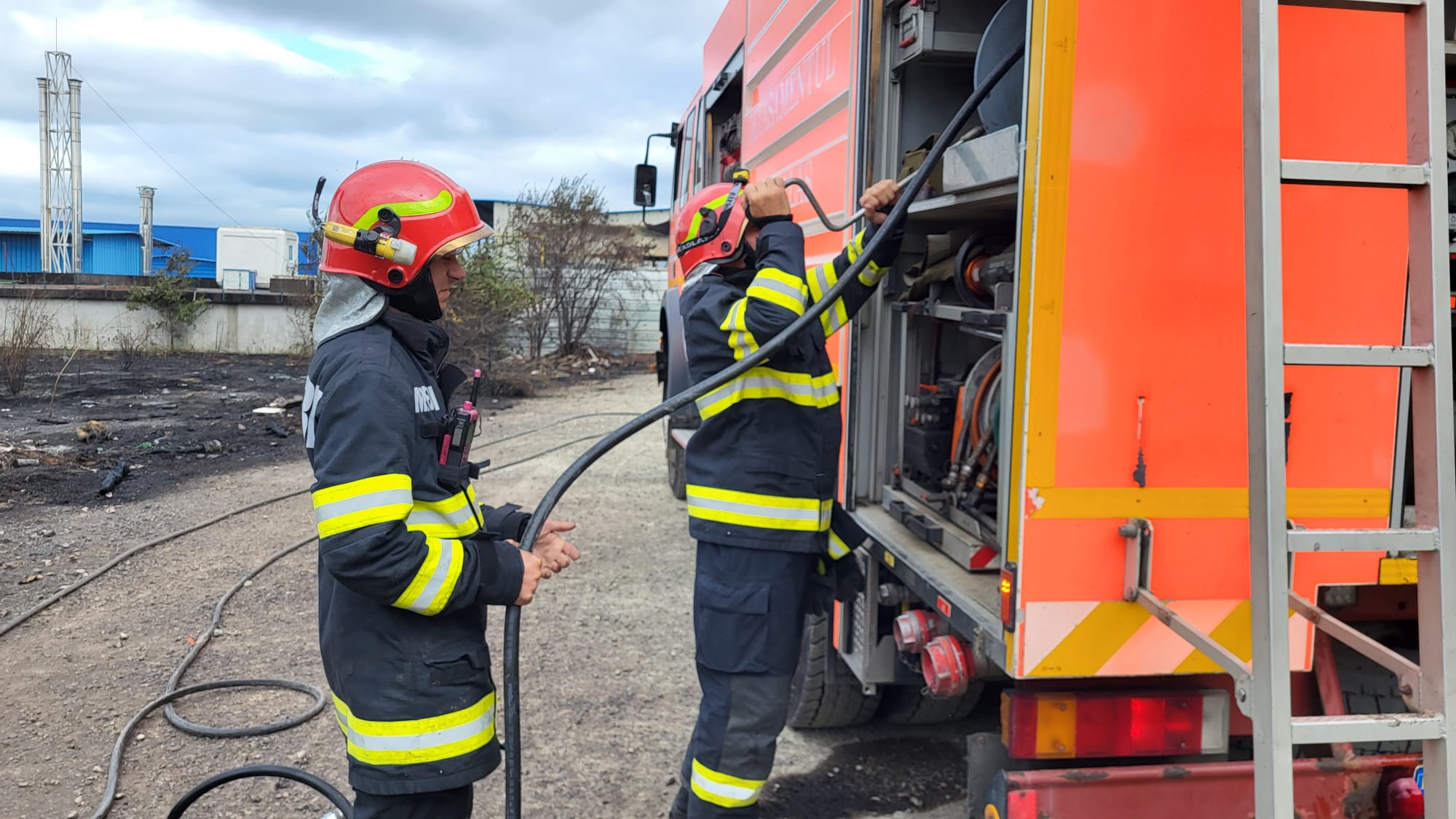 O butelie a EXPLODAT într-o casă din satul Runcu, comuna Pantelimon. Un bătrân a fost rănit