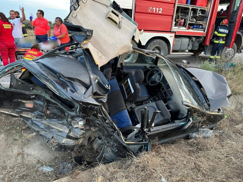 (FOTO/VIDEO) Un copil de patru ani a MURIT într-un groaznic accident, pe DJ 228, în zona Hanului Kartali: Alte șase persoane sunt rănite