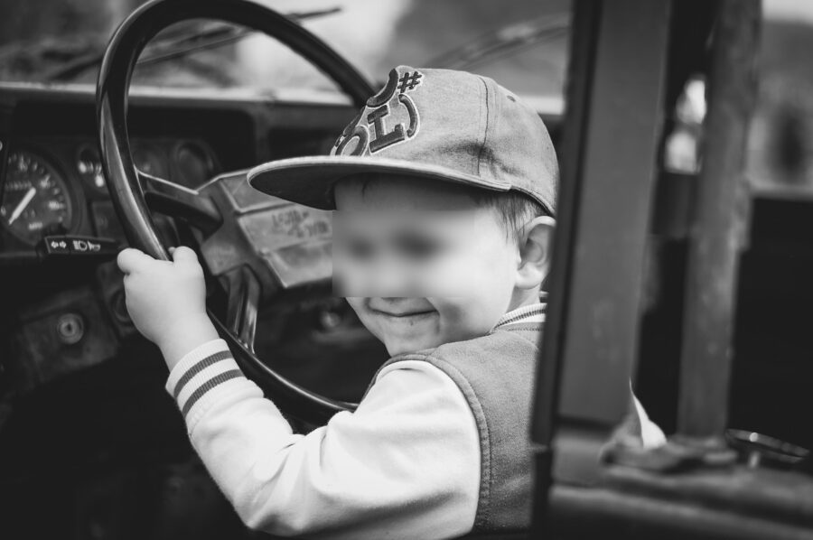 Un băiat de zece ani a fost prins de polițiști la volanul unui autoturism