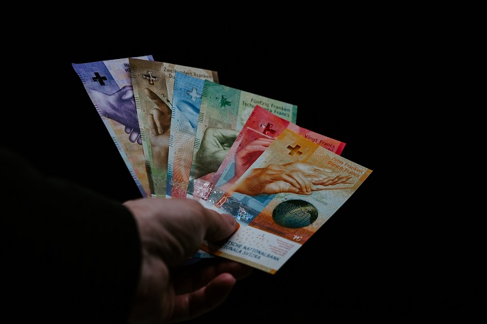 Datorii de peste 100.000 de franci elvețieni și de mii de lei: Doi debitori rămân fără un apartament din Constanța
