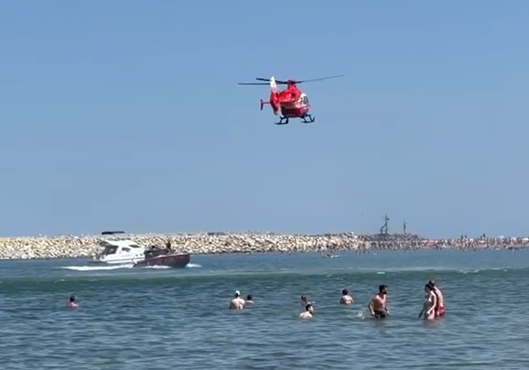 (VIDEO) Alertă pe plaja Modern! Un bărbat se zbate între viață și moarte după ce a fost recuperat din largul Mării Negre