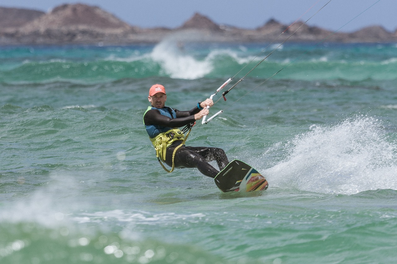 La un pas de o tragedie: Un vamaiot ce făcea kitesurfing în zona plajei Expirat a fost recuperat din valuri