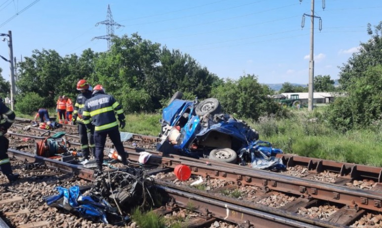 (FOTO) Doi adulţi şi doi copii au MURIT pe loc după ce maşina în care se aflau a fost lovită de tren
