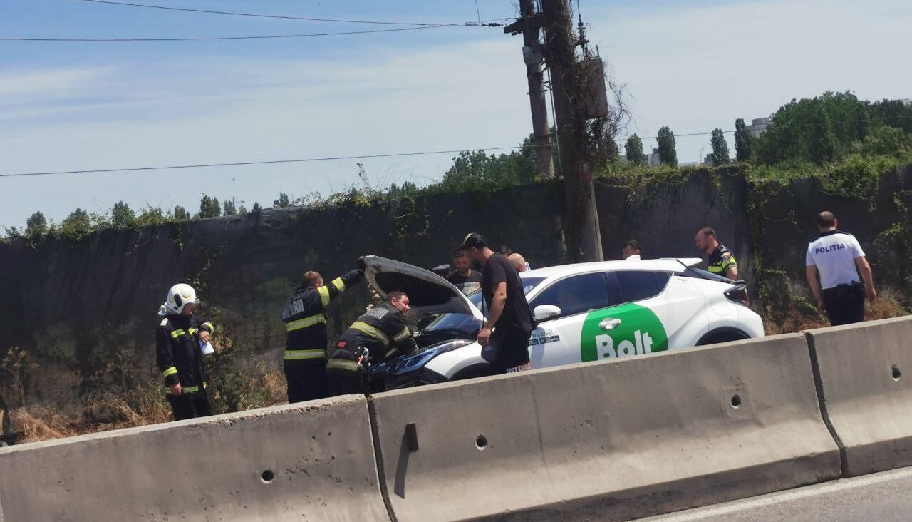 (FOTO/VIDEO) Trei mașini s-au CIOCNIT în fața magazinului Dedeman, de pe bulevardul Tomis: Salvatorii, chemați prin apel E-call