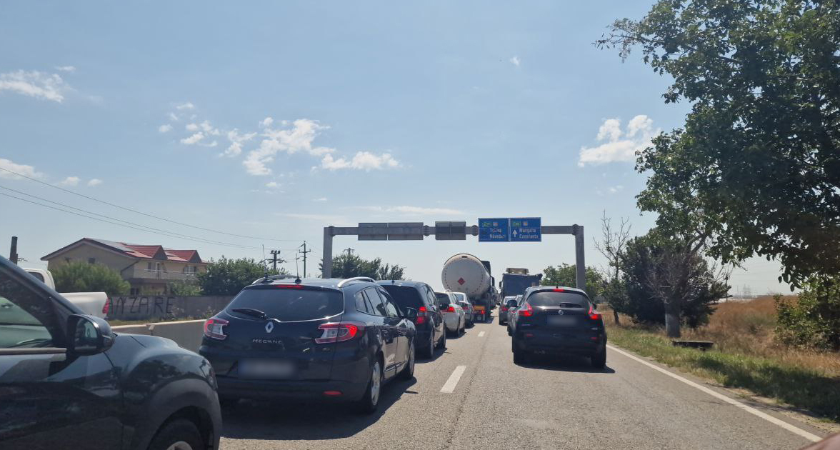 (FOTO) Cozi KILOMETRICE pe DN 2A, la intrarea pe A4: Șoferii așteaptă zeci de minute în coloană