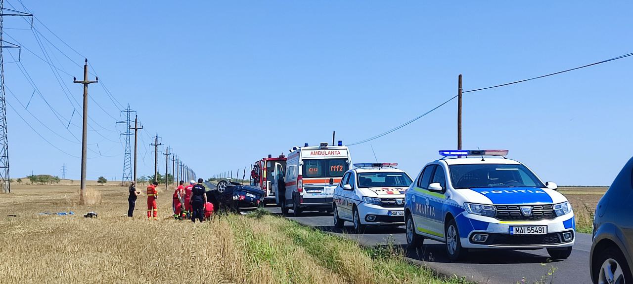 (FOTO/VIDEO) Un autoturism s-a răsturnat pe DJ 226, la intrare în Istria. Intervine elicopterul SMURD