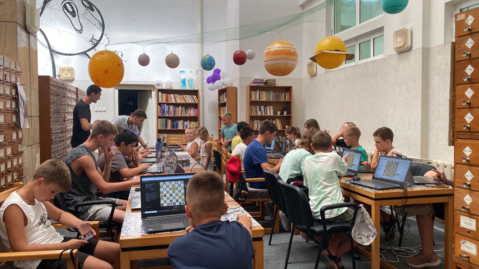 Fundația World Vision România organizează online turneul de șah "Șah fără frontiere". Pot participa și copii ucraineni. Biblioteca Județeană I.N. Roman, parteneră în proiect