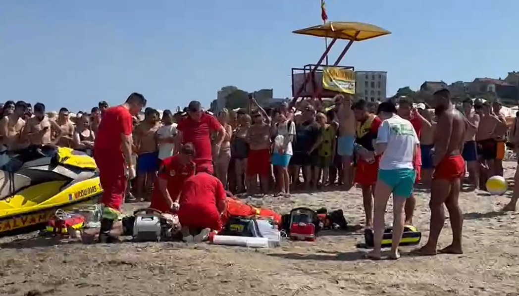 (VIDEO) Sute de gură-cască asistă la resuscitarea unui bărbat, recuperat din mare, în zona plajei Modern din Constanța