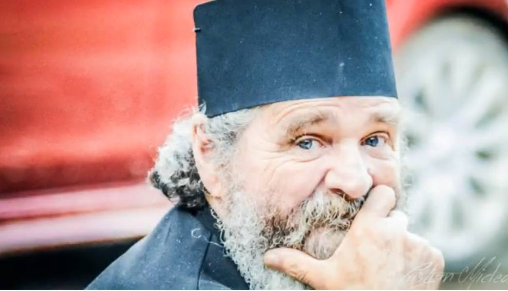 L-ați văzut? Un călugăr a plecat cu trenul din Iași și nu a ajuns la destinație. Călătorea spre Mănăstirea Sf. Filip din Adamclisi