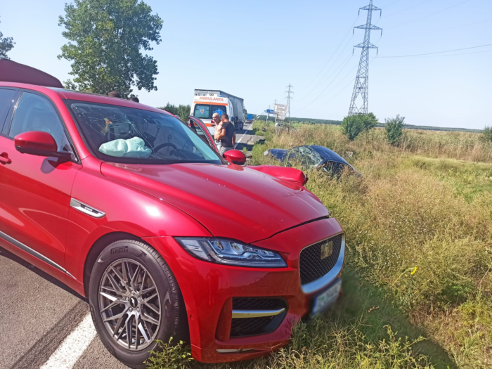 (FOTO) Accident rutier pe DN2A, după podul de la Giurgeni, în apropiere de Vadu Oii! Două persoane au ajuns la spital